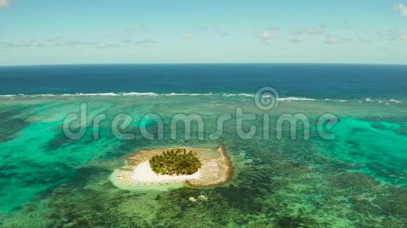 热带盖亚姆岛有沙滩和游客视频的预览图