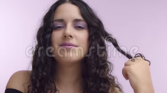 黑卷发加大小型棕色眼睛淡紫色背景淡紫色化妆视频的预览图