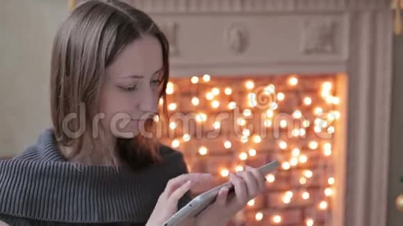 快乐的女人在平板电脑前看着视频的预览图