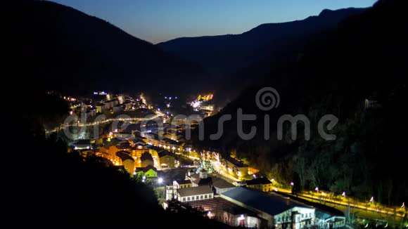 西班牙RibeddeFresh夜灯日落顶部城市景观4k时间间隔视频的预览图