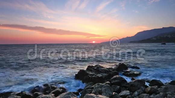 景观与日出的海洋和岩石视频的预览图