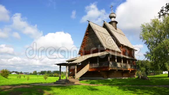 苏兹达尔古镇传统的俄罗斯木制教堂视频的预览图