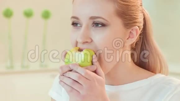 年轻的女人吃苹果有机食品视频的预览图
