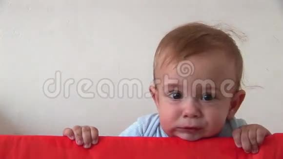 婴儿靠床栏休息视频的预览图