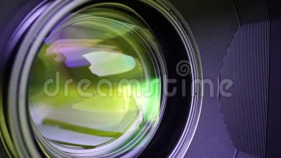 相机镜头中玻璃元素的视图目标在黄光下倾斜移位使用视频的预览图