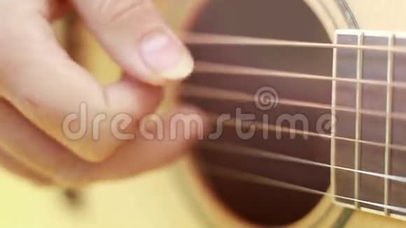 手弹吉他的观点视频的预览图