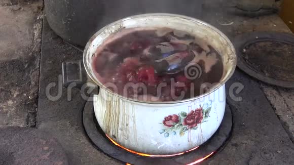 在旧炉上用甜菜蔬菜煮锅视频的预览图