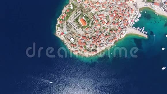飞越著名的达尔马提亚航海目的地克罗地亚普里莫斯顿视频的预览图