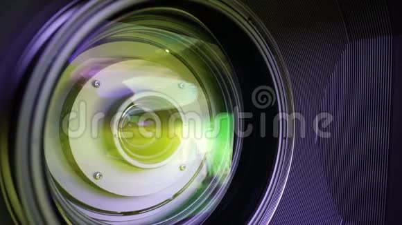 相机镜头中玻璃元素的视图目标在黄光下倾斜移位使用视频的预览图