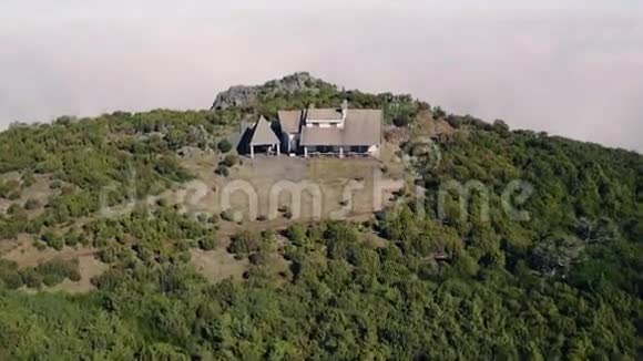 山顶废弃房屋的鸟瞰图视频的预览图