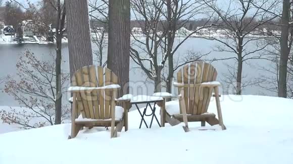 湖边小屋白雪皑皑的冬天视频的预览图