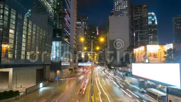城市夜晚的城市交通连灯时间流逝视频的预览图