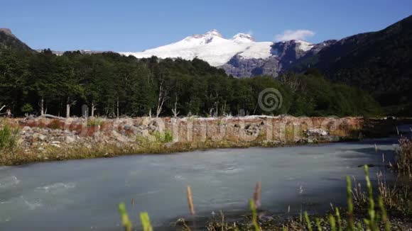 特隆纳多山和Alerce和CastanoOvera冰川视频的预览图