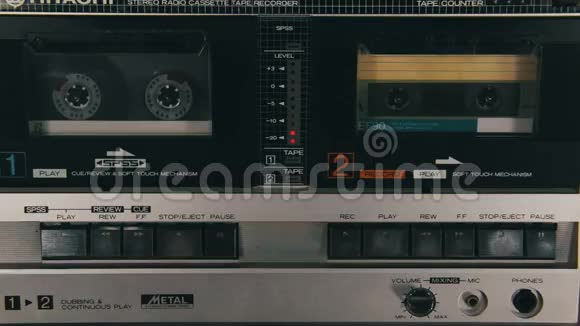 将录音带插入磁带播放机并按下播放停止按钮视频的预览图