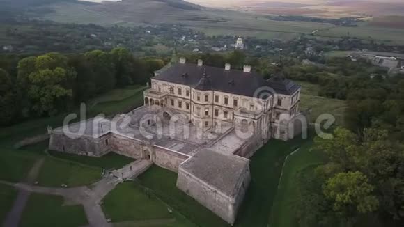 中世纪城堡在皮蒂希航空视频的预览图