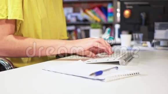 办公室里用键盘打字的女性视频的预览图