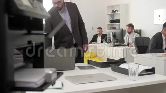 人们在办公室工作视频的预览图