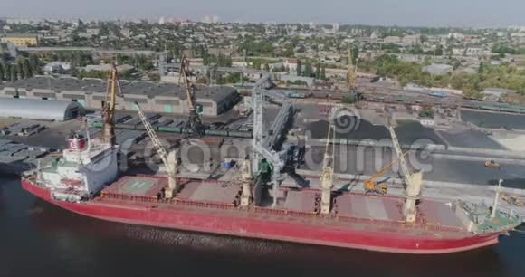 港口的干货船港口起重机将货物装载到干货船上视频的预览图