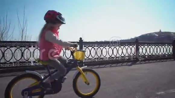 五岁的金发小女孩在一个旧公园骑自行车视频的预览图