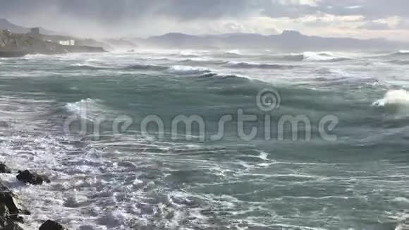 巴斯克海岸的日落海浪视频的预览图