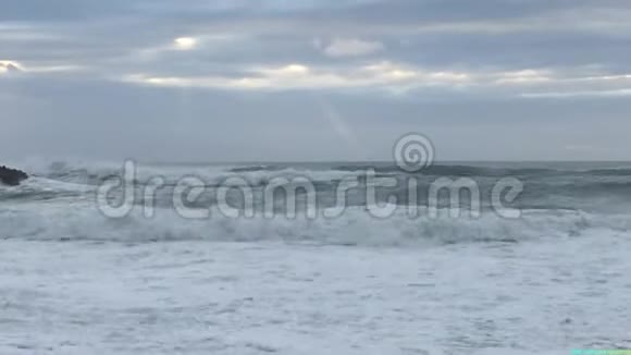 日落海浪背景镜头视频的预览图