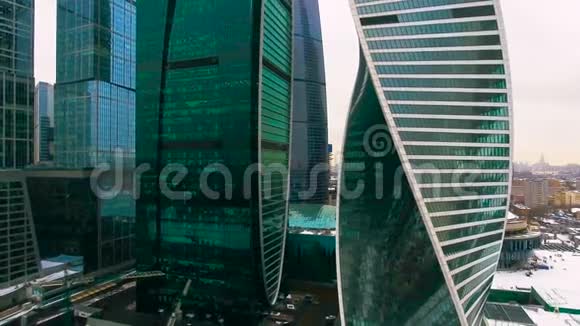 摩天大楼空中飞行城市办公楼视频的预览图