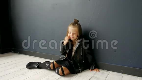 坐在地板上的小女孩模特视频的预览图