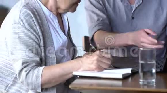 孙子教祖母如何使用笔记本电脑他们微笑着笑视频的预览图