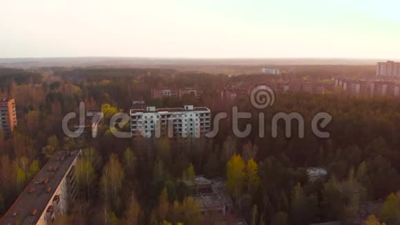 乌克兰切尔诺贝利核电站附近的幽灵镇普里皮亚特视频的预览图