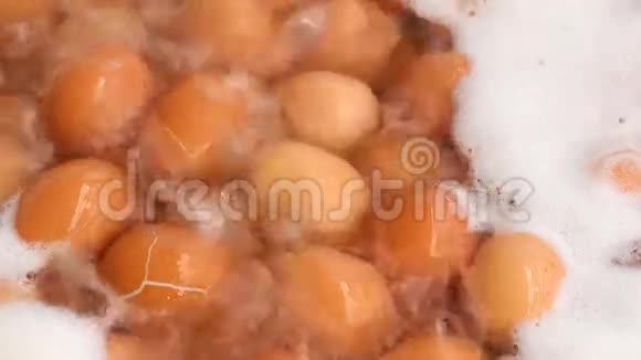 鸡蛋用水在锅里煮视频的预览图
