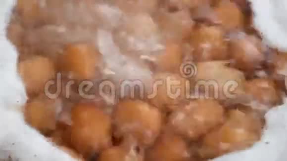 鸡蛋用水在锅里煮视频的预览图