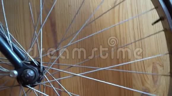 自行车轮与辐条旋转移动视频的预览图