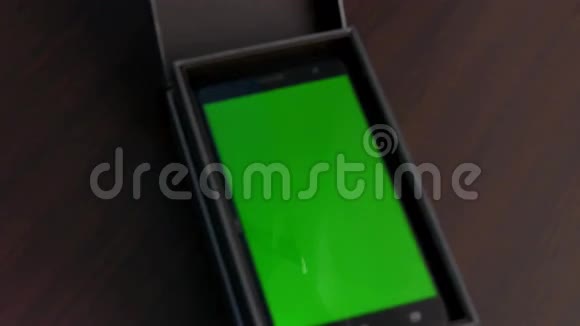 盒子里有绿色屏幕手机小车运动视频的预览图