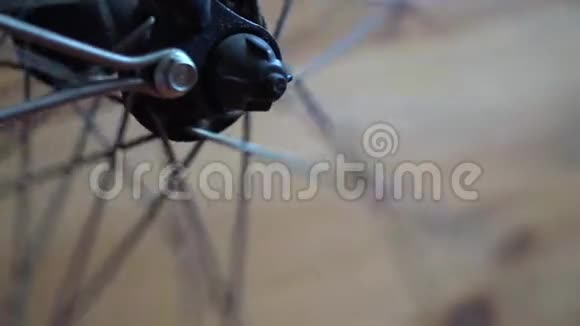 自行车轮与辐条旋转移动视频的预览图