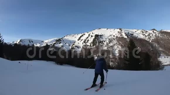 法国比利牛斯山滑雪场的初学者视频的预览图
