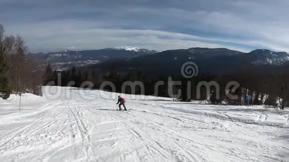 法国比利牛斯山滑雪场的初学者视频的预览图