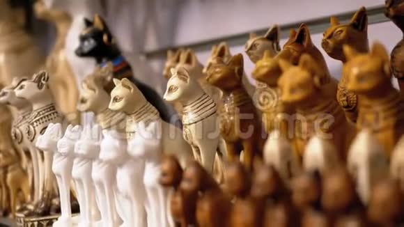 埃及商店货架上的埃及石猫和其他产品纪念品视频的预览图