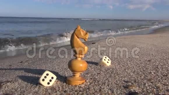 在海边沙滩上的复古棋子和两个游戏骰子视频的预览图