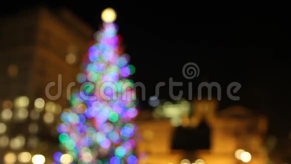 位于先锋法院广场的节日圣诞树夜晚1080p有历史建筑视频的预览图