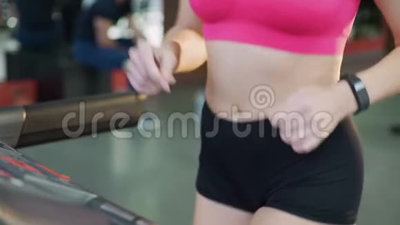 美丽的身体活跃女士在锻炼运动妇女在跑步机上行走视频的预览图