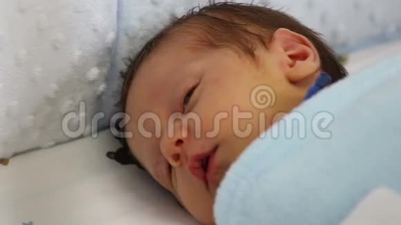 新生儿想睡觉微笑的新生儿视频的预览图