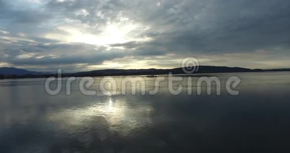 意大利阿罗纳湖上的晨船视频的预览图