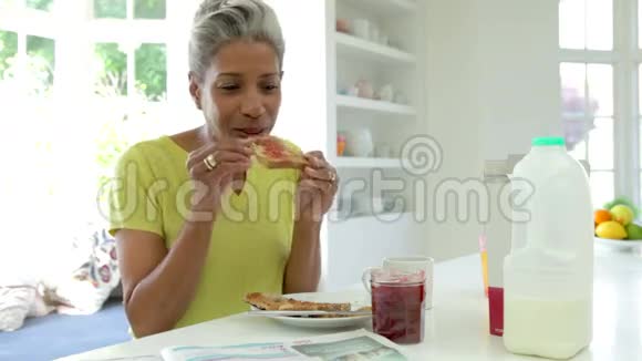 非裔美国人吃早餐和读报纸视频的预览图