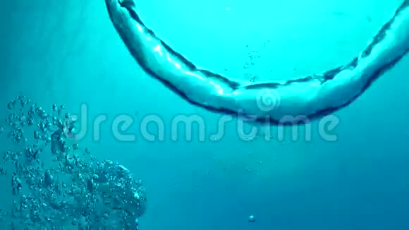 潜水员制造的空气泡的模式视频的预览图