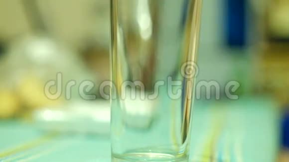 玻璃杯装有棕色起泡饮料视频的预览图