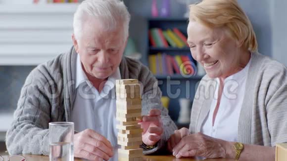 老年夫妇玩棋盘游戏视频的预览图