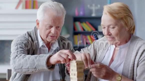 老年夫妇玩棋盘游戏视频的预览图