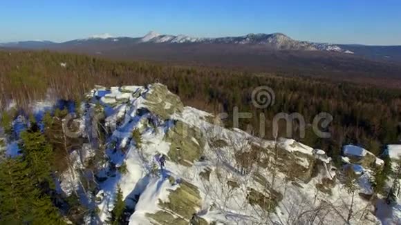 冬季男性登山者世界视野的高空顶部视频的预览图