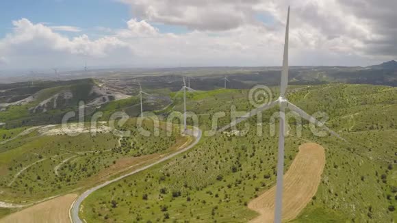 在风力中旋转的巨大叶片用于替代发电可再生能源视频的预览图