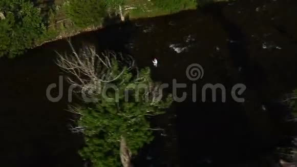 在河中的一个飞鱼的空中拍摄视频的预览图